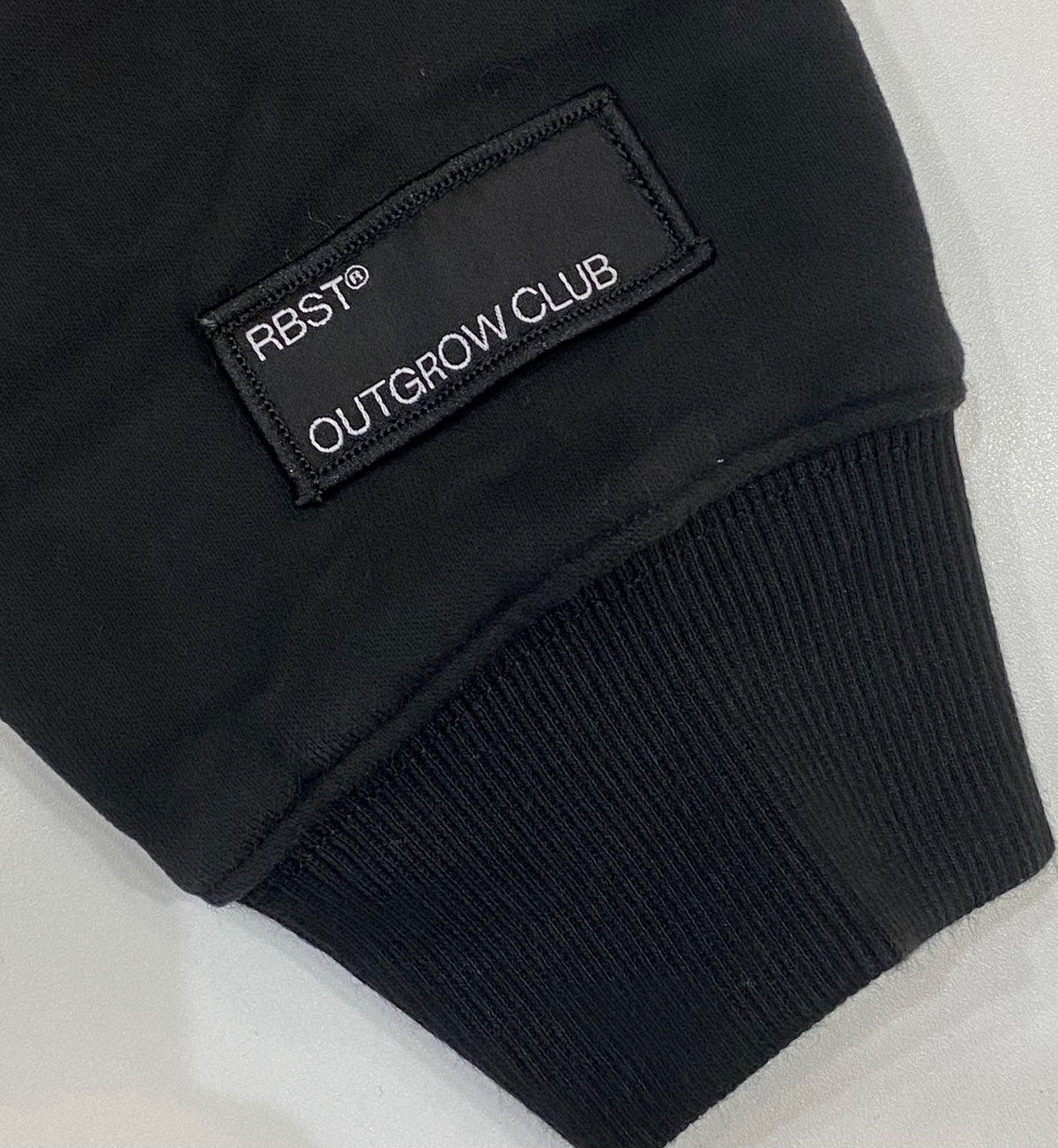 "OUTGROW" HOODIE - Noir